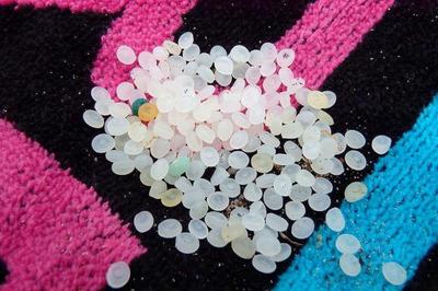 这些颗粒流入海洋,受害的不只有海洋生物,还有食物链顶端的人类